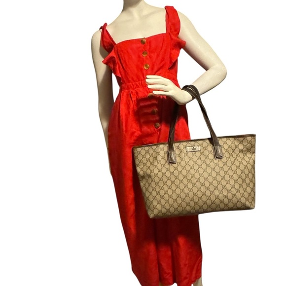 GUCCI GG Supreme Monogram Medium Zippered Shopping Tote Dark Brown. - Picture 16 of 16